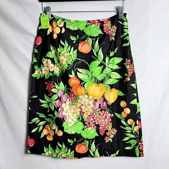 🖤5/$20🖤  Floral, fruity skirt.. - Picture 1 of 11